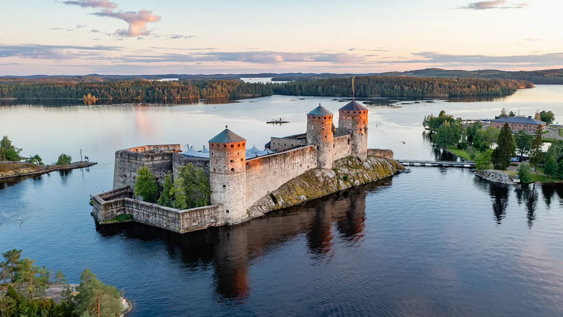 Olavinlinna er en av de best bevarte middelalderborgene i Norden og i dag kjent som hjemsted for den årlige Savonlinna operafestival Olavinlinna er en av de best bevarte middelalderborgene i Norden og i dag kjent som hjemsted for den årlige Savonlinna operafestival