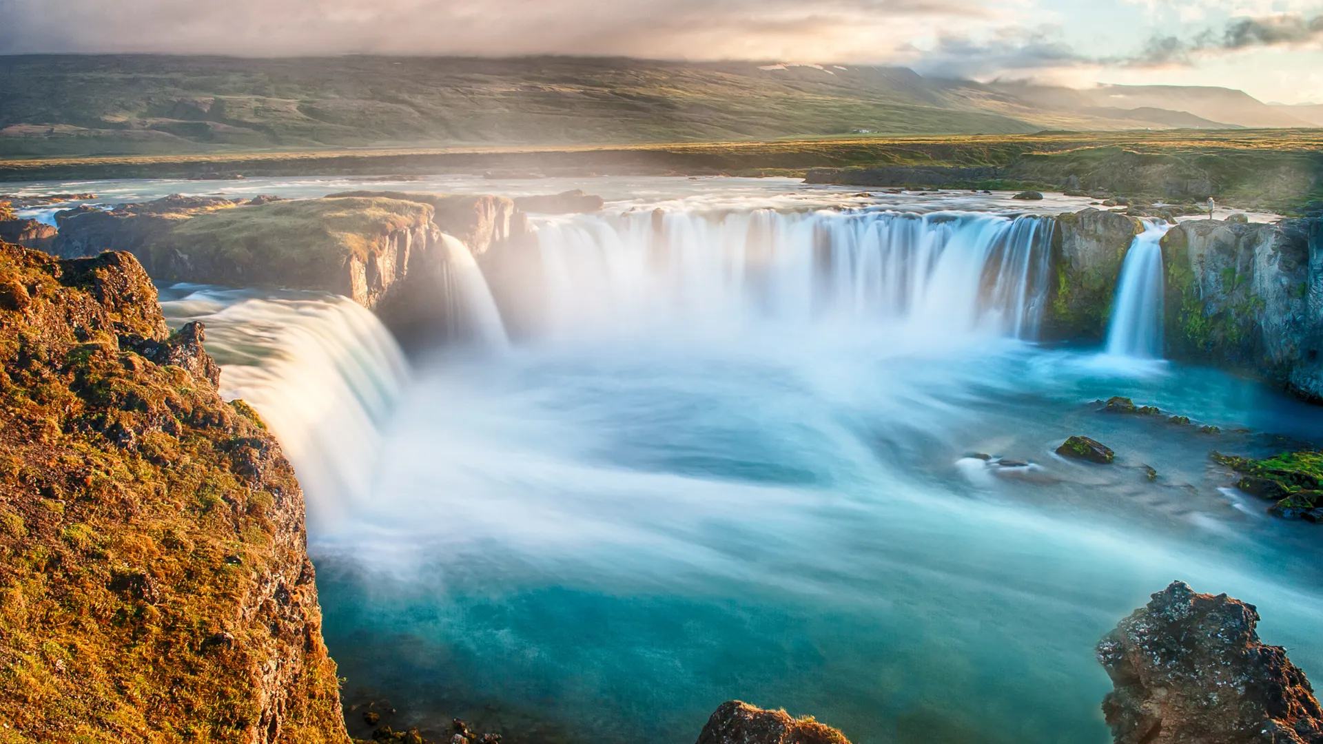 Fossefallet Goðafoss er ca. 12 meter høyt og 30 meter bredt