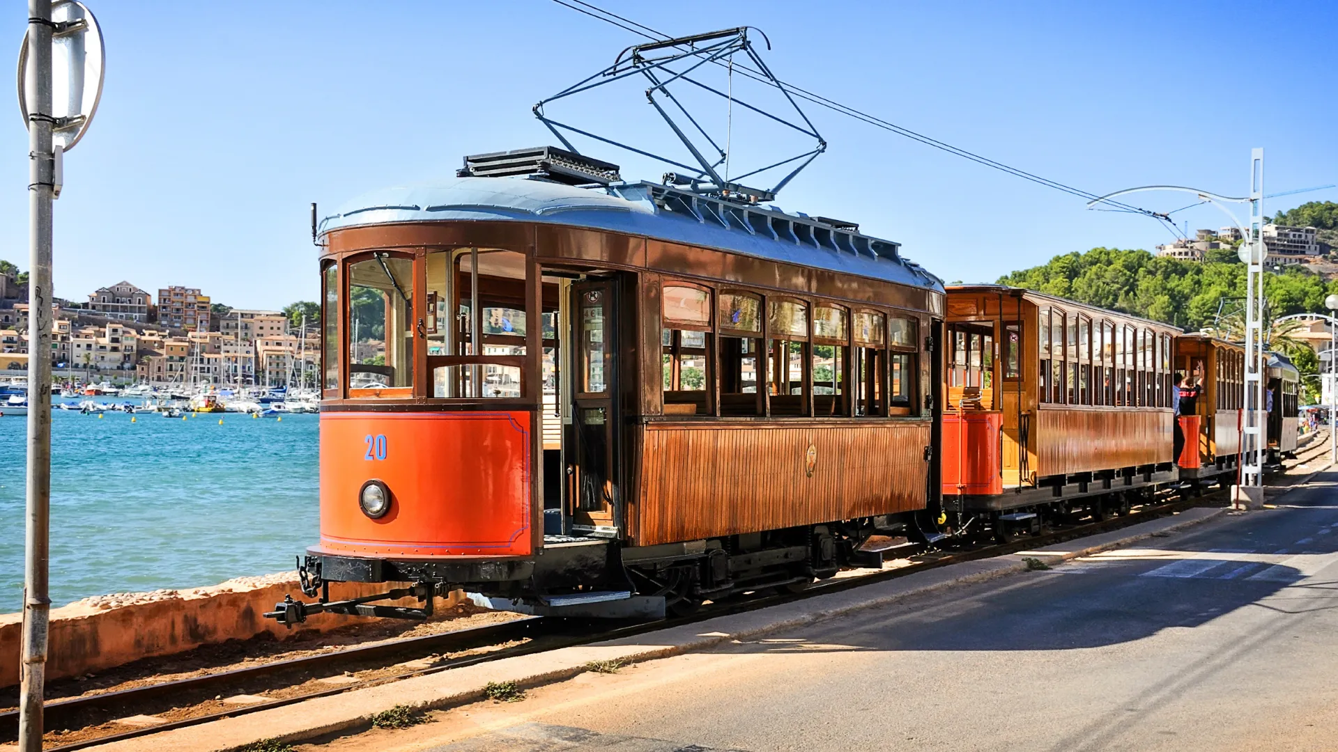 Den klassiske trikken kjører mellom Sóller og Port de Sóller Den klassiske trikken kjører mellom Sóller og Port de Sóller