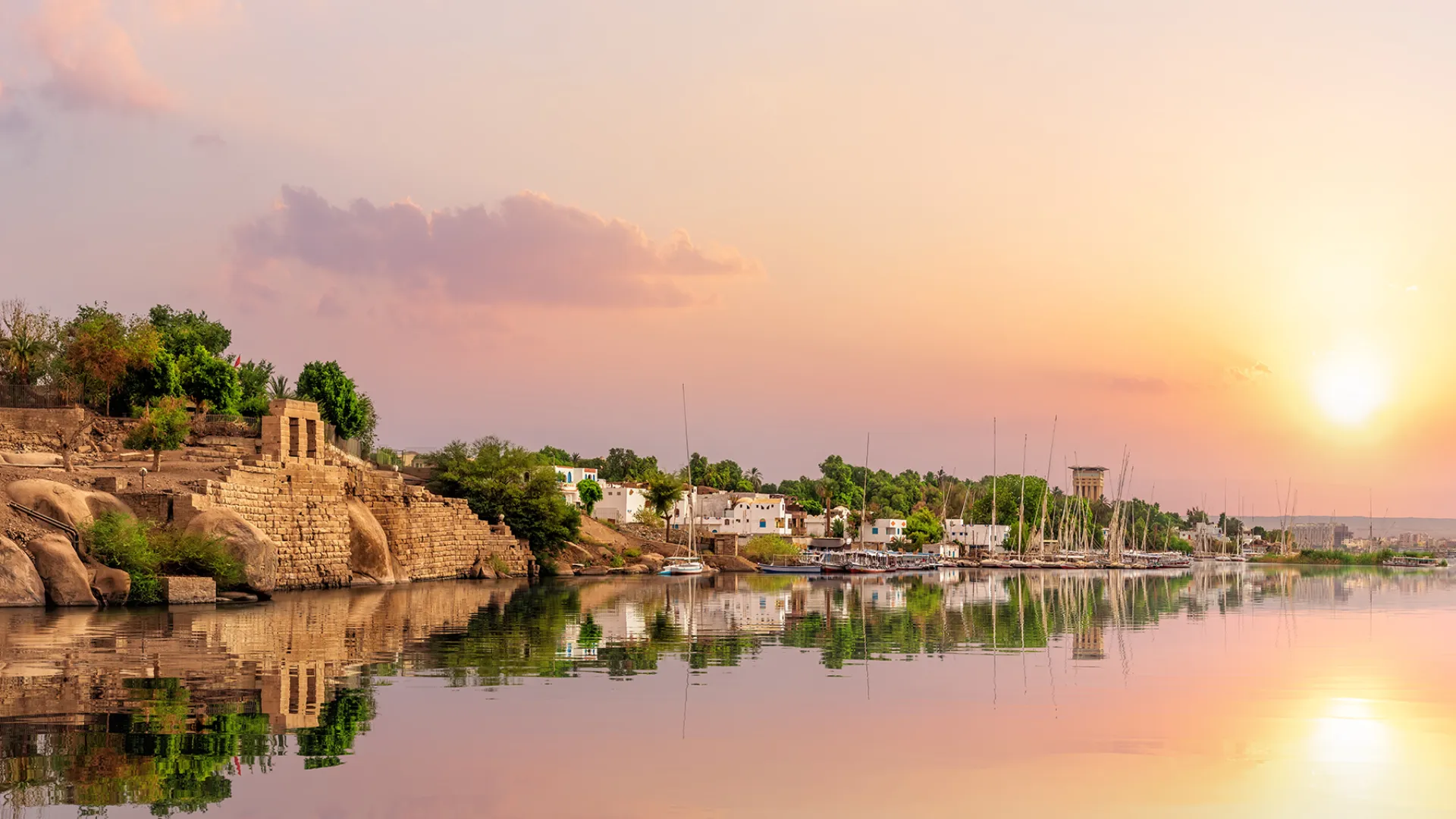 Stemningsbilde fra Aswan-området ved solnedgang med felukkabåter Stemningsbilde fra Aswan-området ved solnedgang med felukkabåter