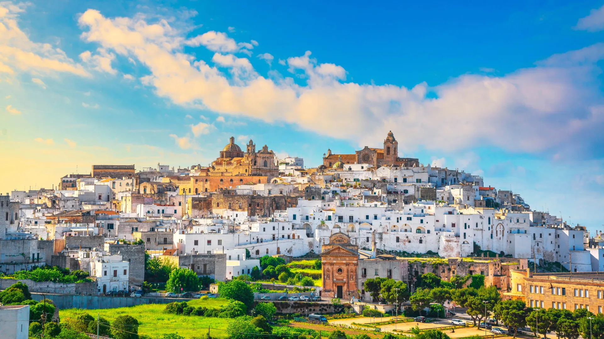 Ostuni kalles også La Città Bianca - den hvite byen Ostuni kalles også La Città Bianca - den hvite byen