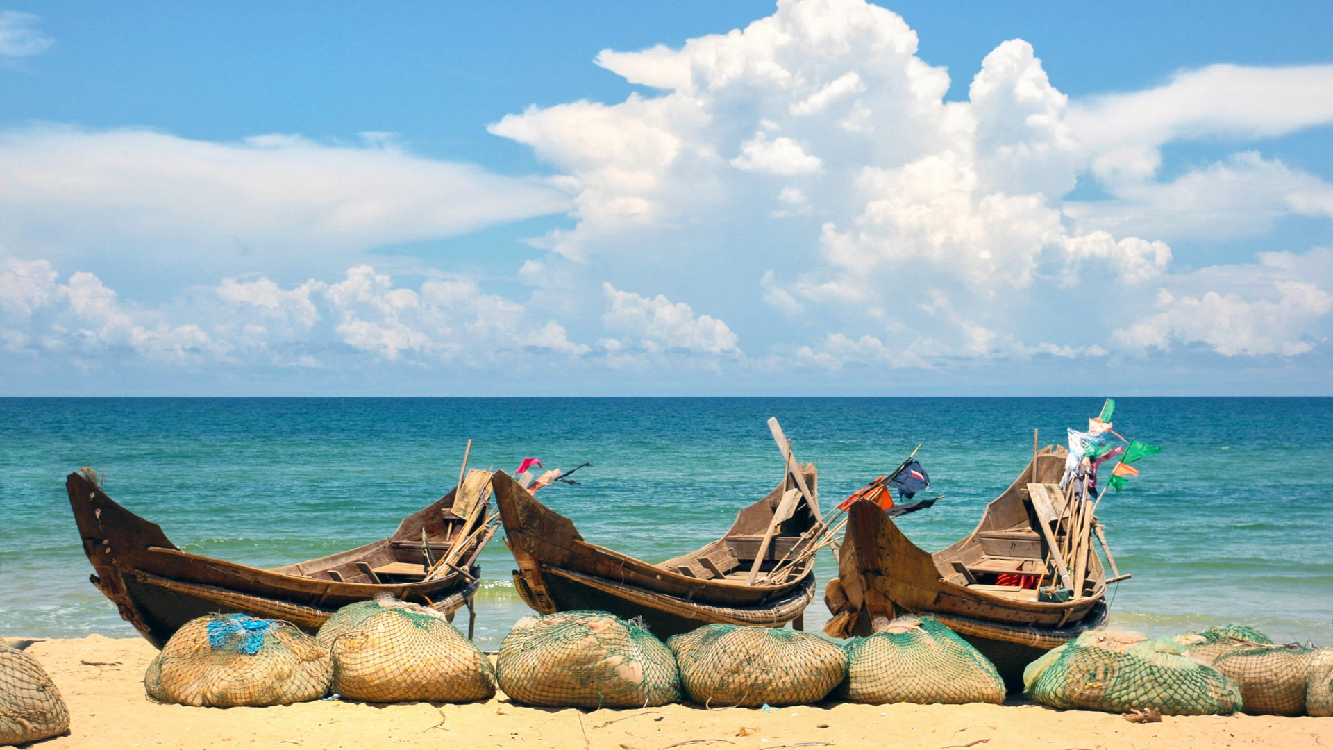 Fiskebåter på stranden ved Danang